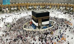 السعودية.. رفع كسوة الكعبة استعدادا لموسم الحج